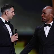 Moderátor udílení Zlatého míče Didier Drogba (vpravo) s gólmanem Emilianem Martínezem.