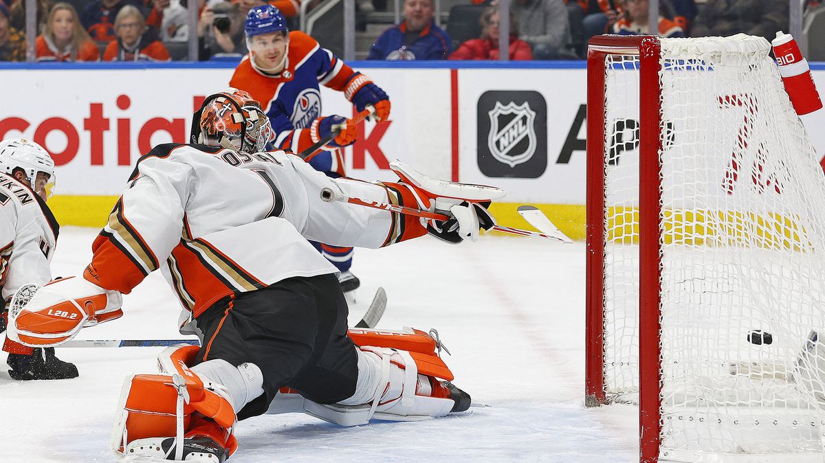 Mizerný Dostálův večer, McDavid a spol. zničili Anaheim