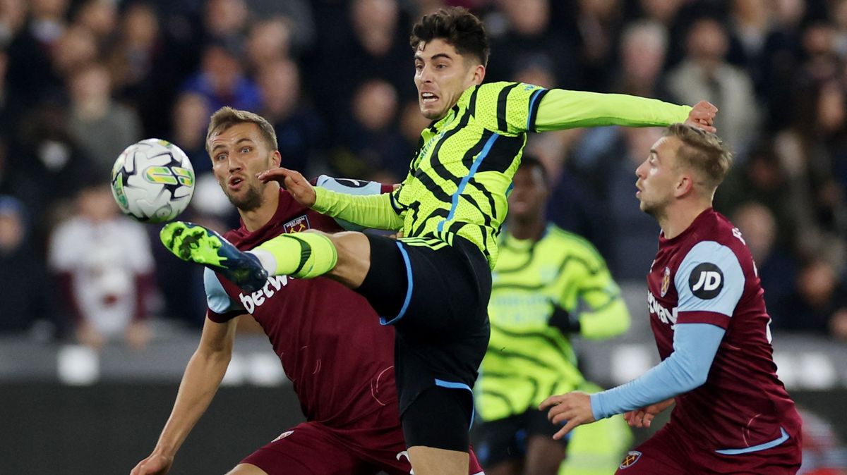 Souček svlékne našeho brankáře a gól platí! Fanoušci Arsenalu zuří po vyřazení z Carabao Cupu