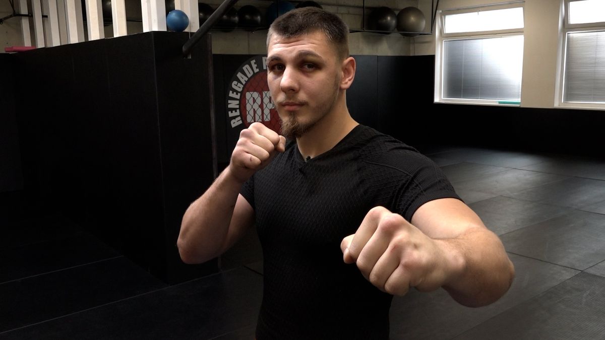 Hlídá nebezpečné vězně a svádí krvavé boje bez rukavic. Tvrďák se rozhodl, práce musí stranou