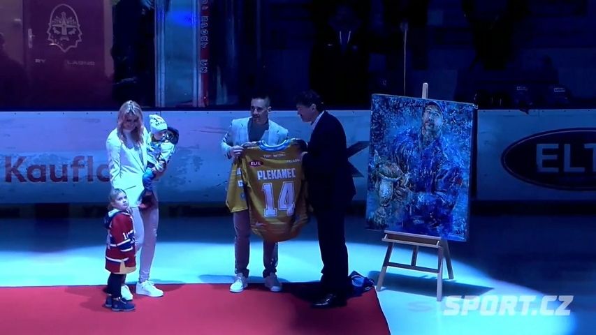 Dojemné loučení na Kladně! Plekanec na ledě se Šafářovou a svými dětmi, Jágr odhalil obraz