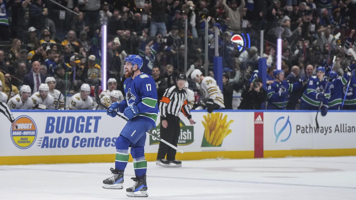 Dvoustovka pro Hronka. Český bek zachránil Vancouver a rozzuřil kouče Bostonu