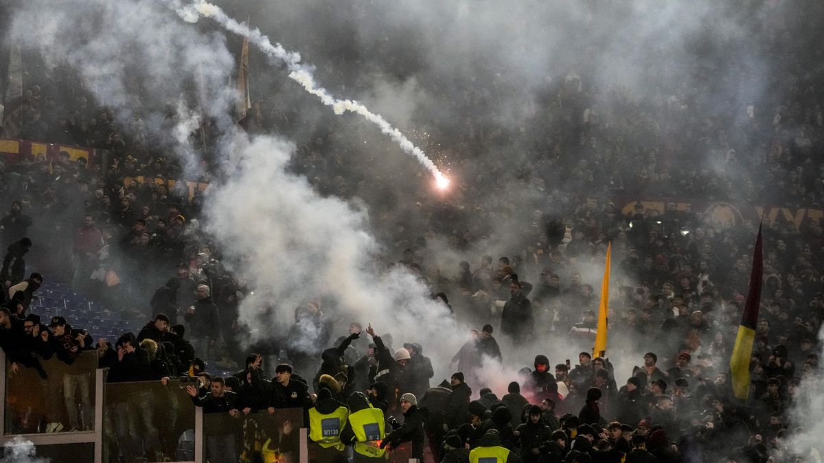 Divočina v římském derby: tři červené, Mourinho v ráži, hráč AS zasažený lahví s pivem!