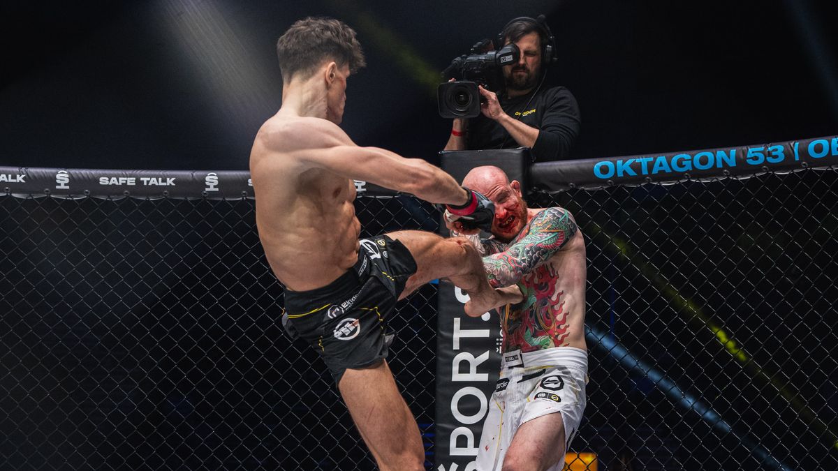 Otřesy v kleci. Čech nelítostně zmaloval soupeře, spor drzounů umlčel fanoušky