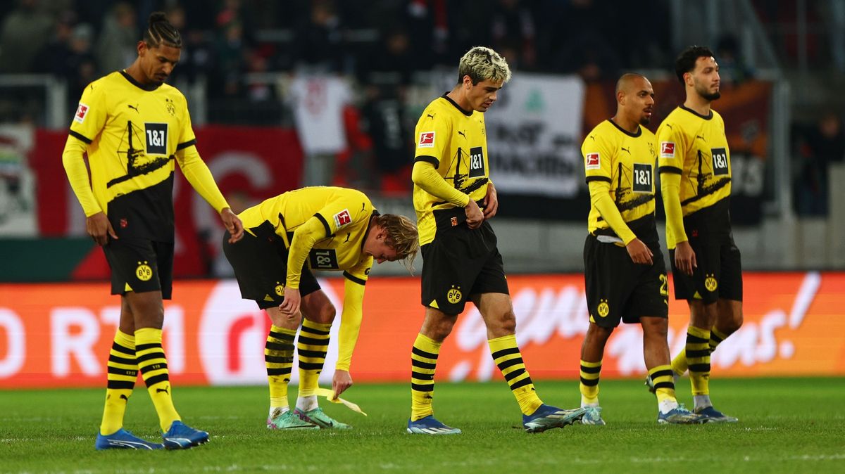 Dortmund pouze remizoval v Augsburgu a potřetí v řadě nevyhrál