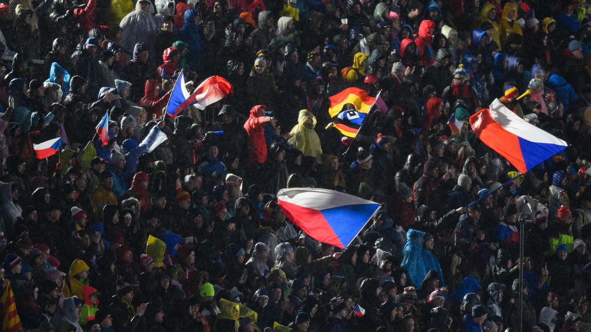 Neskutečné, smekala Davidová. Věrné biatlonové fanoušky nezastavil ani liják