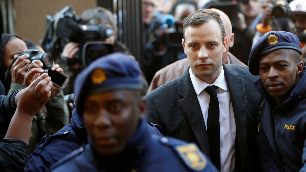 Ze sportovní hvězdy usvědčeným vrahem. Pistorius po 11 letech na svobodě, čelí hrozbám