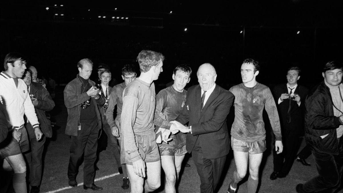 Z trosek poskládal vítěznou mašinu. Sir Busby se narodil dvakrát a trénoval v nebi
