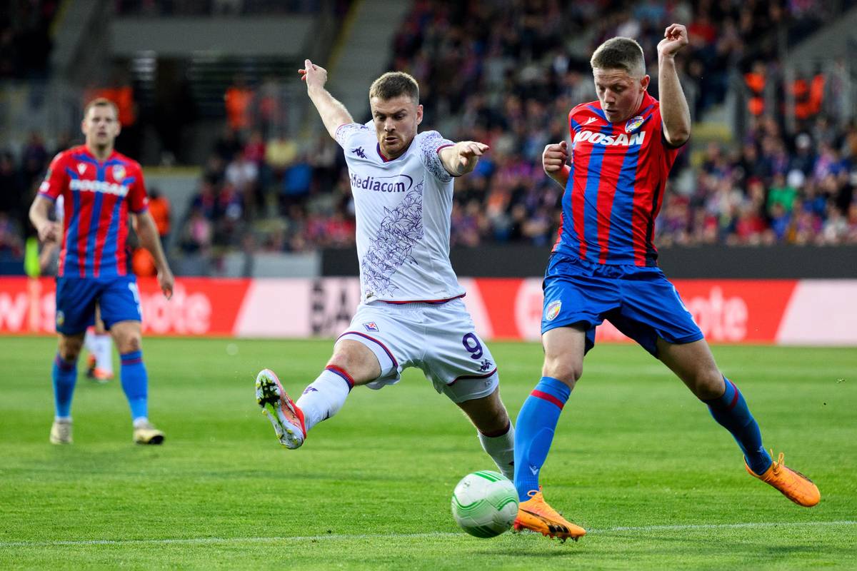 Lucas Beltrán z Fiorentiny (vlevo) a Lukáš Červ z Viktorie Plzeň během utkání čtvrtfinále Konferenční ligy.