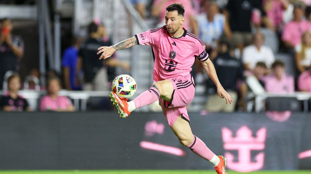Ubrousek s první Messiho smlouvou v Barceloně se vydražil za 22 milionů