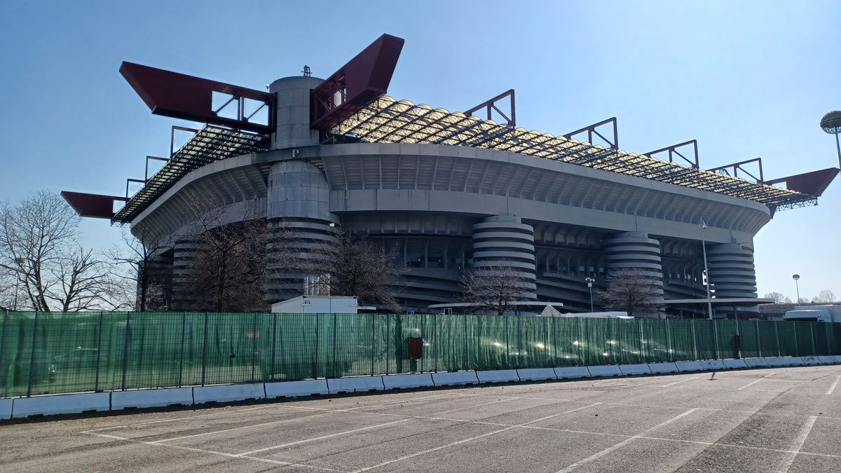 San Siro: La Scala mezi stadiony. Dýchá úctou k fotbalu, pořád mění barvy a neví, co s ním bude