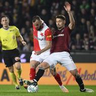 Útočník Slavie Václav Jurečka v souboji s Kaanem Kairinenem