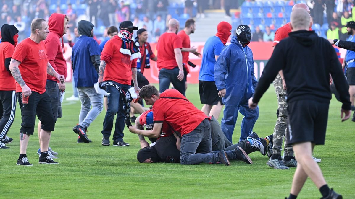 Jednali jsme s fanoušky i kluby, říká FAČR. Situaci chtěla nejdřív řešit bez policie