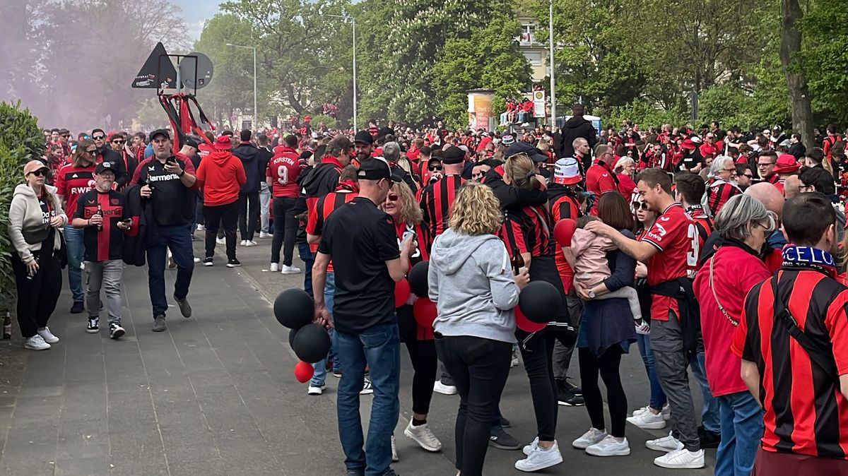 Leverkusen s Čechy útočí na historický titul. Pobláznění fandové přejmenovávají ulice u stadionu