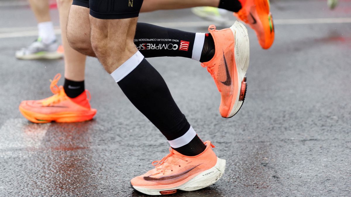 Čínský atlet přišel o výhru v půlmaratonu, protože ho soupeři pustili