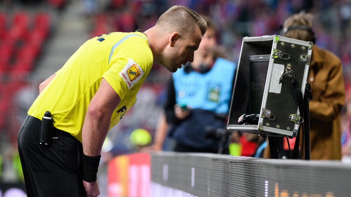 Během Eura budou verdikty VAR vysvětlovat texty na světelných obrazovkách