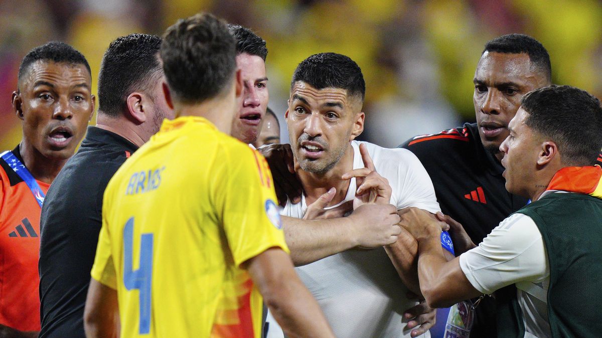 Nedá si pokoj. Kanibal Suárez se opět zkoušel zakousnout do protihráče