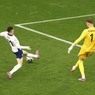 Nizozemský gólman Bart Verbruggen (1) se nebál rozehrávat ani pod tlakem