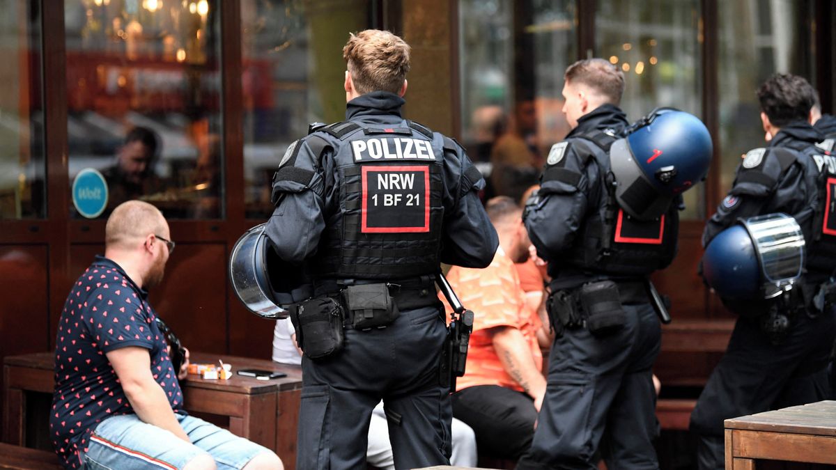 ユーロ | イングランドとオランダのファン同士の衝突で5人が負傷