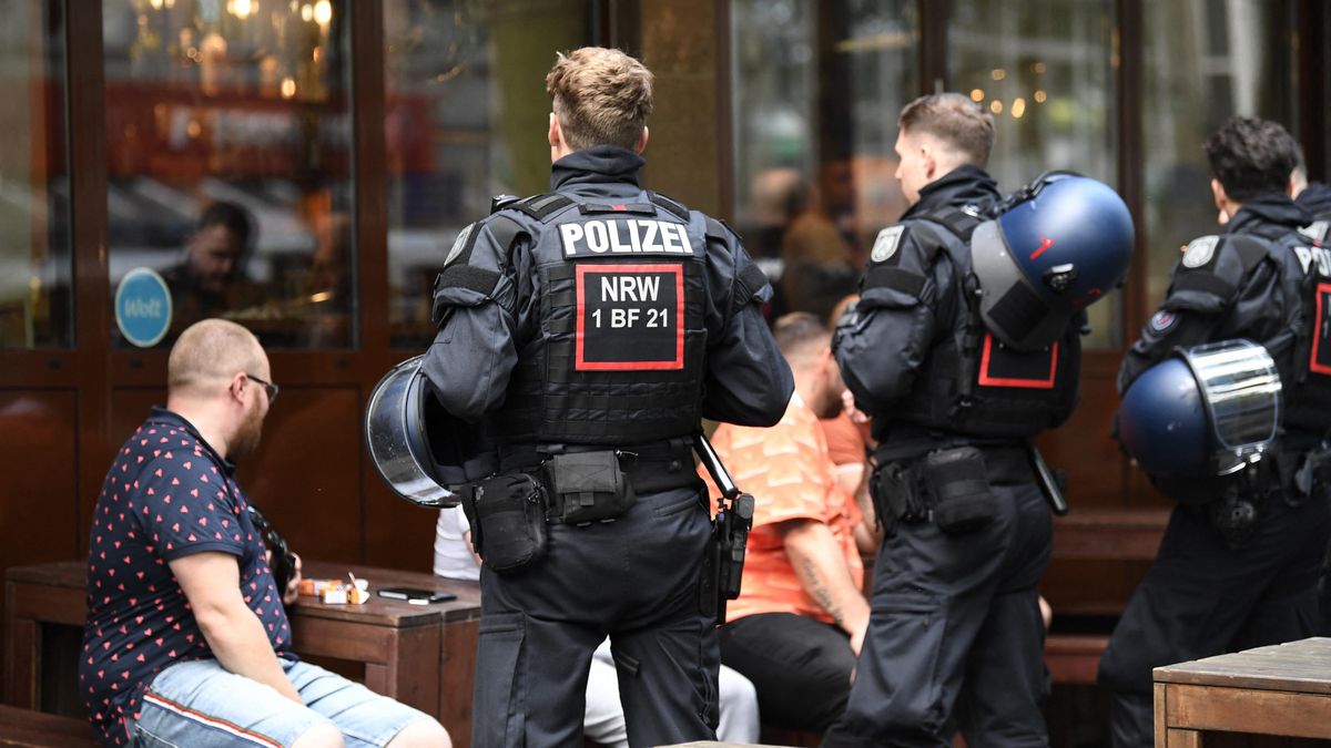 Při střetech mezi fanoušky Anglie a Nizozemska bylo zraněno pět lidí