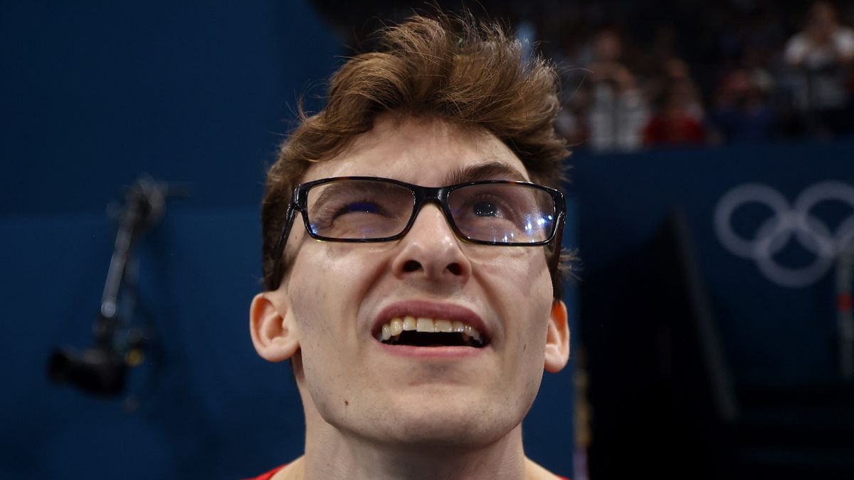 Šilhá, cvičí poslepu, klame jako superman. Paříž okouzlil hoch se slovenskými předky