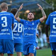 Vasil Kušej (uprostřed) slaví potom, co si jeho přízemní centr poslal Kinyik do vlastní branky a Středočeši tak šli do vedení.