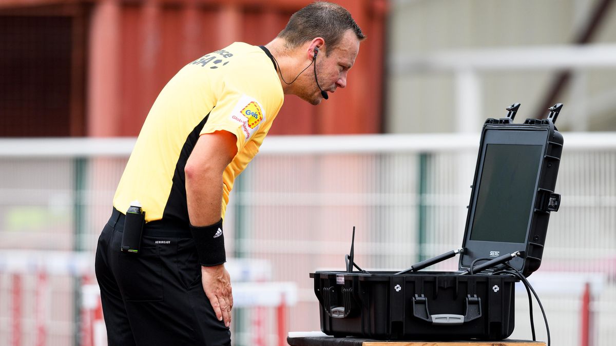 Sudí dostali částečný náhubek. Škoda, protože vysvětlování nikdy nemůže ublížit