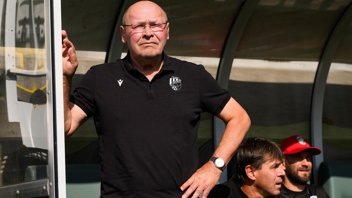 Umím řecky. Koubek bavil novináře, v Soluni pomáhal s překladem