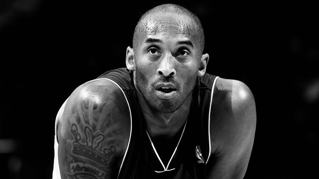 Tragický zesnulý Bryant má další sochu. Před arénou Lakers sedí s dcerou