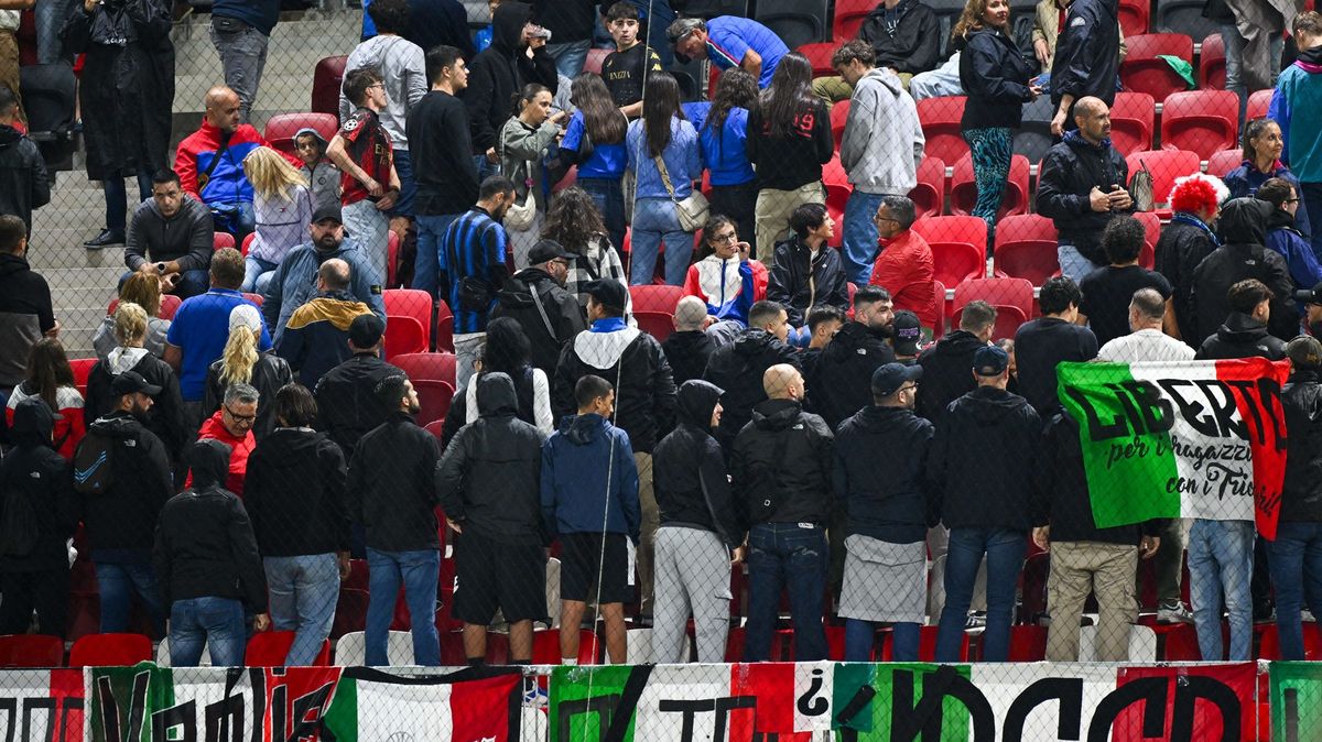 Ultras se při hymně otočili zády. A při zápase se trefovali do evropské poslankyně