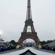 Cílem zahajovacího ceremoniálu bylo náměstí Trocadéro naproti Eiffelově věži