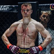 Zkrvavený Leo Brichta po titulovém zápase