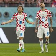 Luka Modrič a Marcelo Brozovič po inkasované brance v zápase proti Kanadě.