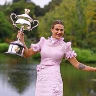 Aryna Sabalenková s pohárem pro vítězku Australian Open.