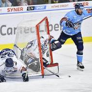 Zleva Jakub Stehlík, brankář Aleš Stezkaz (oba z Vítkovic) a Adam Dlouhý z Liberce.