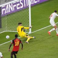 Branka Maroka z přímého kopu nebyla uznána kvůli ofsajdu.