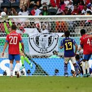 Kostarický Keysher Fuller střílící svůj první gól na turnaji.