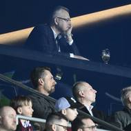 Šéf Slavie Jaroslav Tvrdík přihlíží utkání