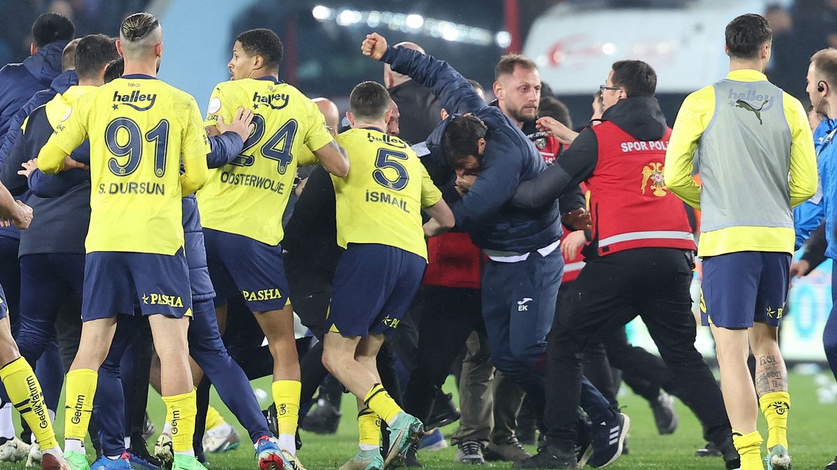 Třem fotbalistům Fenerbahce hrozí po napadení fanoušky Trabzonsporu tresty