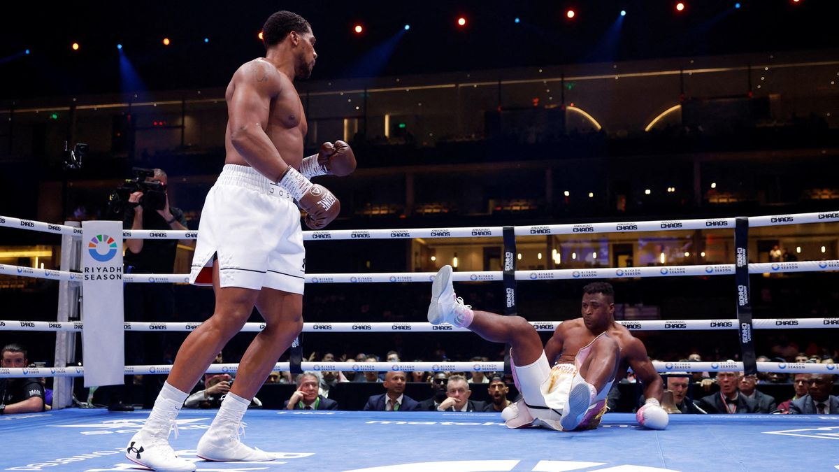 Sto milionů za úder. Boxer Joshua za brutální KO luxusně vydělal