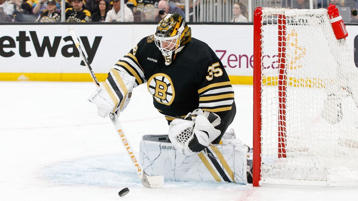Pohyby v Bostonu. Pastrňák má nové spoluhráče, Bruins opustil nejlepší brankář předminulé sezony