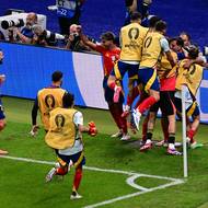 Španělé slaví branku Oyarzabala, díky které se stali vítězi Eura