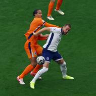 Anglický útočník Harry Kane (v bílém) se v souboji kapitánů s Virgilem van Dijkem snažil udržet míč ve složité pozici 