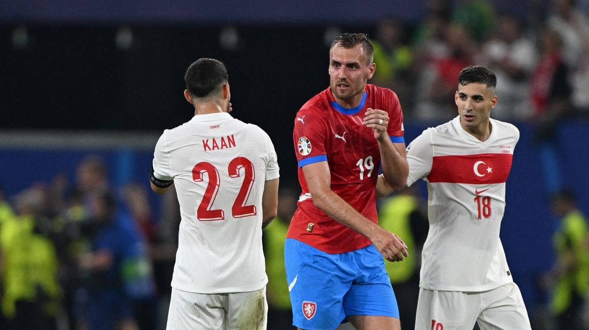 Chorý cílem provokace. Klouzal se Turek, který viděl na Letné červenou