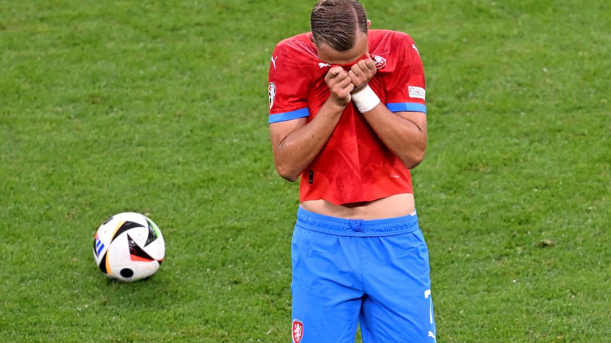 Barák vzal po příletu fotbalistů do Prahy porážku s Tureckem na sebe
