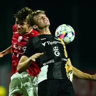 Utkání 6. kola první fotbalové ligy: FK Pardubice - FC Hradec Králové. Zleva domácí Václav Jindra z Pardubic a Petr Juliš.