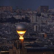 Osvícený balon nad Paříží 