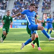 Šestadvacetiletý ofenzivní univerzál Mareček obchází obránce maďarského klubu.