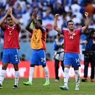 Kostarický Youstin Salas slavící výhru s jeho spoluhráči.