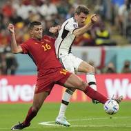 Španěl Rodri (vlevo) a Němec Thomas Müller.